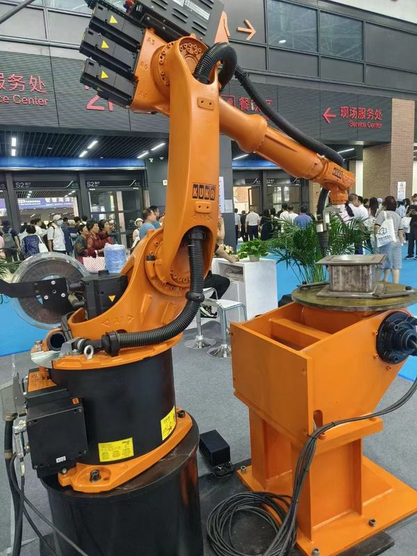 O KUKA KR 16 L6 é um braço robótico de baixa carga útil de longo alcance. Ele possui um extensor de braço que expande o alcance para 1911 mm. Robôs de Soldadura por Arco, Robôs de Assemblagem, Robôs de Soldadura por Feixe Eletrônico