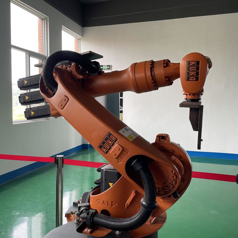 Kuka KR 16 Robô de Soldadura de Dez Eixos em Faixa e Posicionador de Forma H Soldadura de Arco, Carregamento e Descarga de Peças Manuseio