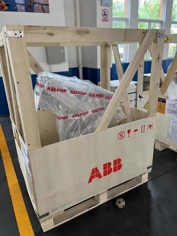 NOVA ABB IRB 2600 M2004 20/12 -1.65/1.85 20 kg Soldadura por arco, pressão, carregamento e descarregamento de peças, usinagem
