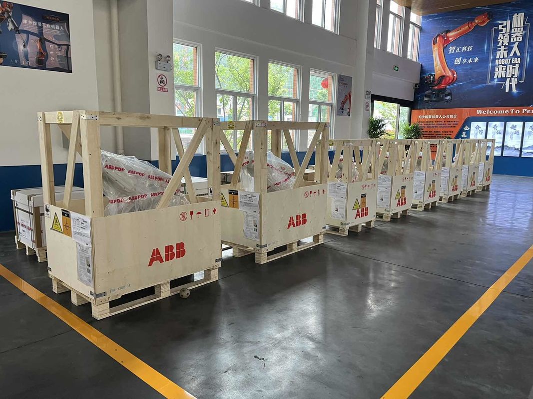 NOVA ABB IRB 2600 M2004 20/12 -1.65/1.85 20 kg Soldadura por arco, pressão, carregamento e descarregamento de peças, usinagem