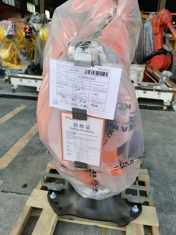 NOVA KUKA KR210 R2700, KRC4, carga de 210 kg, alcance de 2700 mm, paletização, montagem, carregamento e descarregamento de peças, educação