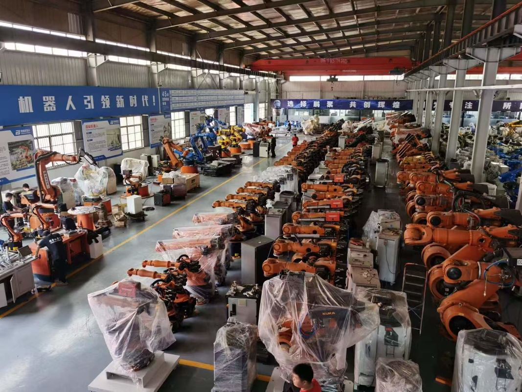 1130 Kg Massa robótica Braço robótico usado 6 eixos Controlador C4 Ideal para linhas de produção automatizadas e tarefas de montagem complexas