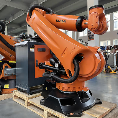 Usado 6 robôs modernos do transporte de materiais dos robôs industriais KUKA KR210 da linha central