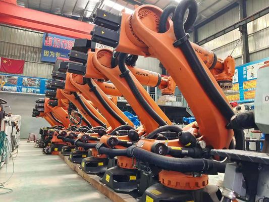 KUKA usou o armário de controle robótico do braço KR210 C4 que segura empilhando o carregamento carimbando a cinzeladura