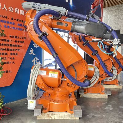 Carga da máquina que descarrega os robôs usados IRB6640-235/2.55 de ABB