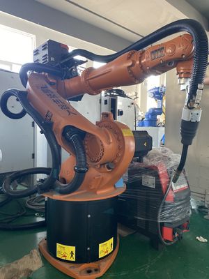 Um robô industrial afiado KR16L6 da ferramenta KUKA para a soldadura automática
